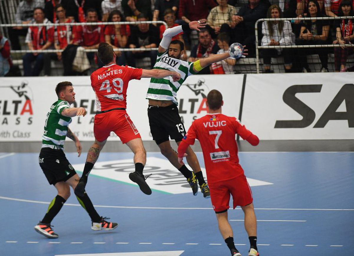 DINAMO - SPORTING 26-24 // VIDEO + FOTO Momente impresionante în Sala Dinamo! Handbaliștii au celebrat calificarea alături de galerie, într-o atmosferă irespirabilă