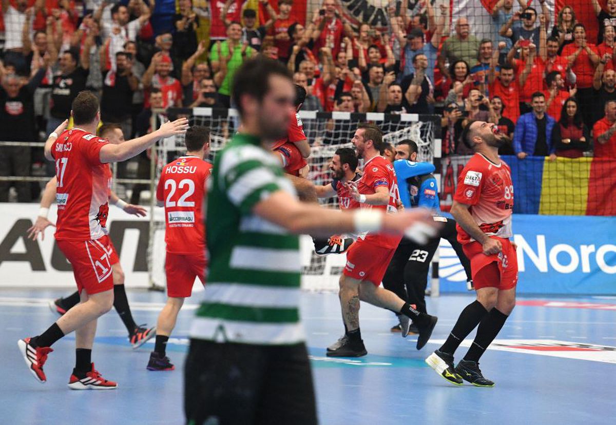 DINAMO - SPORTING 26-24 // VIDEO + FOTO Momente impresionante în Sala Dinamo! Handbaliștii au celebrat calificarea alături de galerie, într-o atmosferă irespirabilă