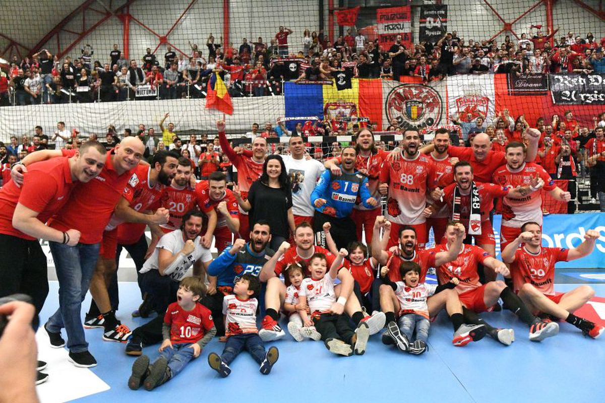 DINAMO - SPORTING 26-24 // VIDEO + FOTO Momente impresionante în Sala Dinamo! Handbaliștii au celebrat calificarea alături de galerie, într-o atmosferă irespirabilă