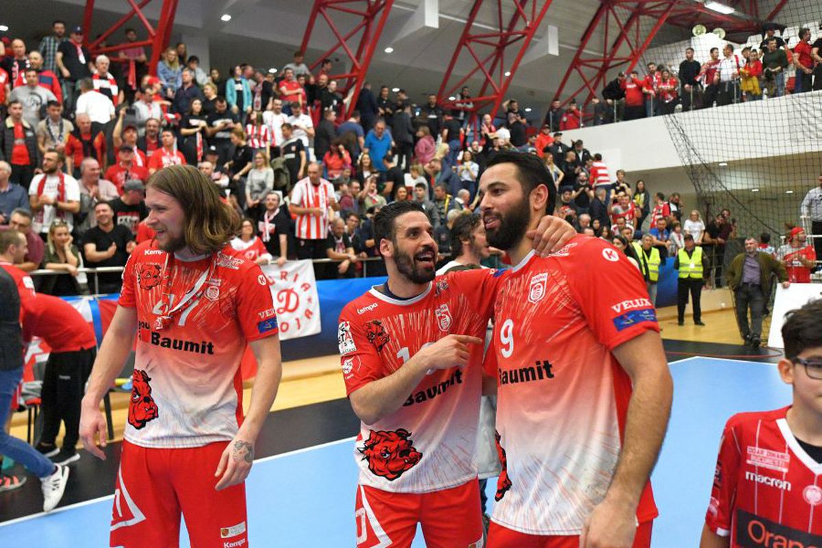 DINAMO - SPORTING 26-24 // VIDEO + FOTO Momente impresionante în Sala Dinamo! Handbaliștii au celebrat calificarea alături de galerie, într-o atmosferă irespirabilă