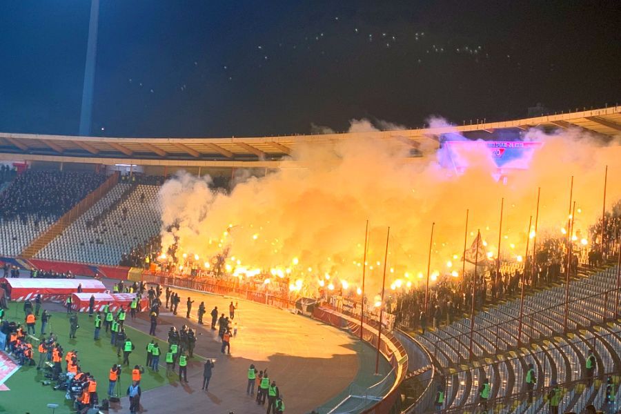 STEAUA ROȘIE - PARTIZAN // VIDEO Niciun derby fără incidente: un polițist a fost ARS de materialele pirotehnice folosite de galerii