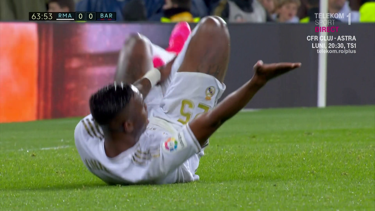 REAL MADRID - BARCELONA // FOTO A greșit VAR-ul la El Clasico? Vinicius, călcat de Arthur în careu
