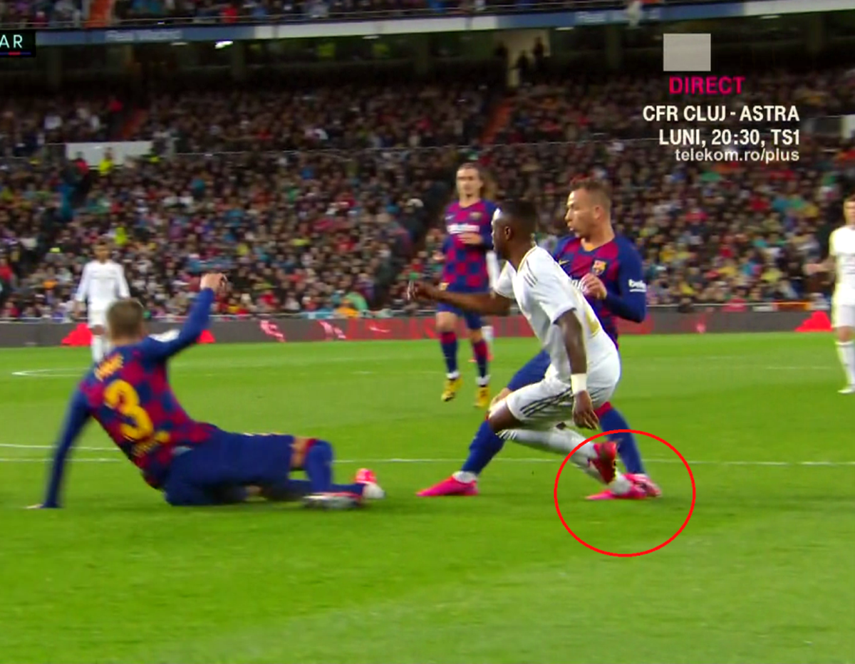 REAL MADRID - BARCELONA // FOTO A greșit VAR-ul la El Clasico? Vinicius, călcat de Arthur în careu