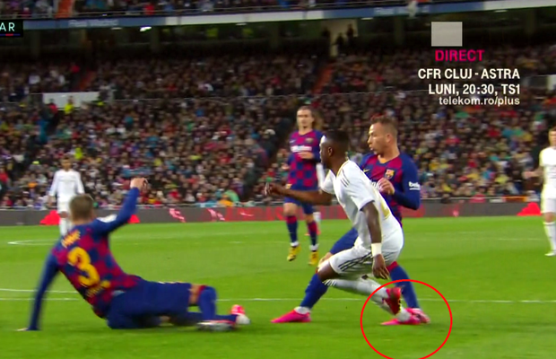 REAL MADRID - BARCELONA // FOTO A greșit VAR-ul la El Clasico? Vinicius, călcat de Arthur în careu
