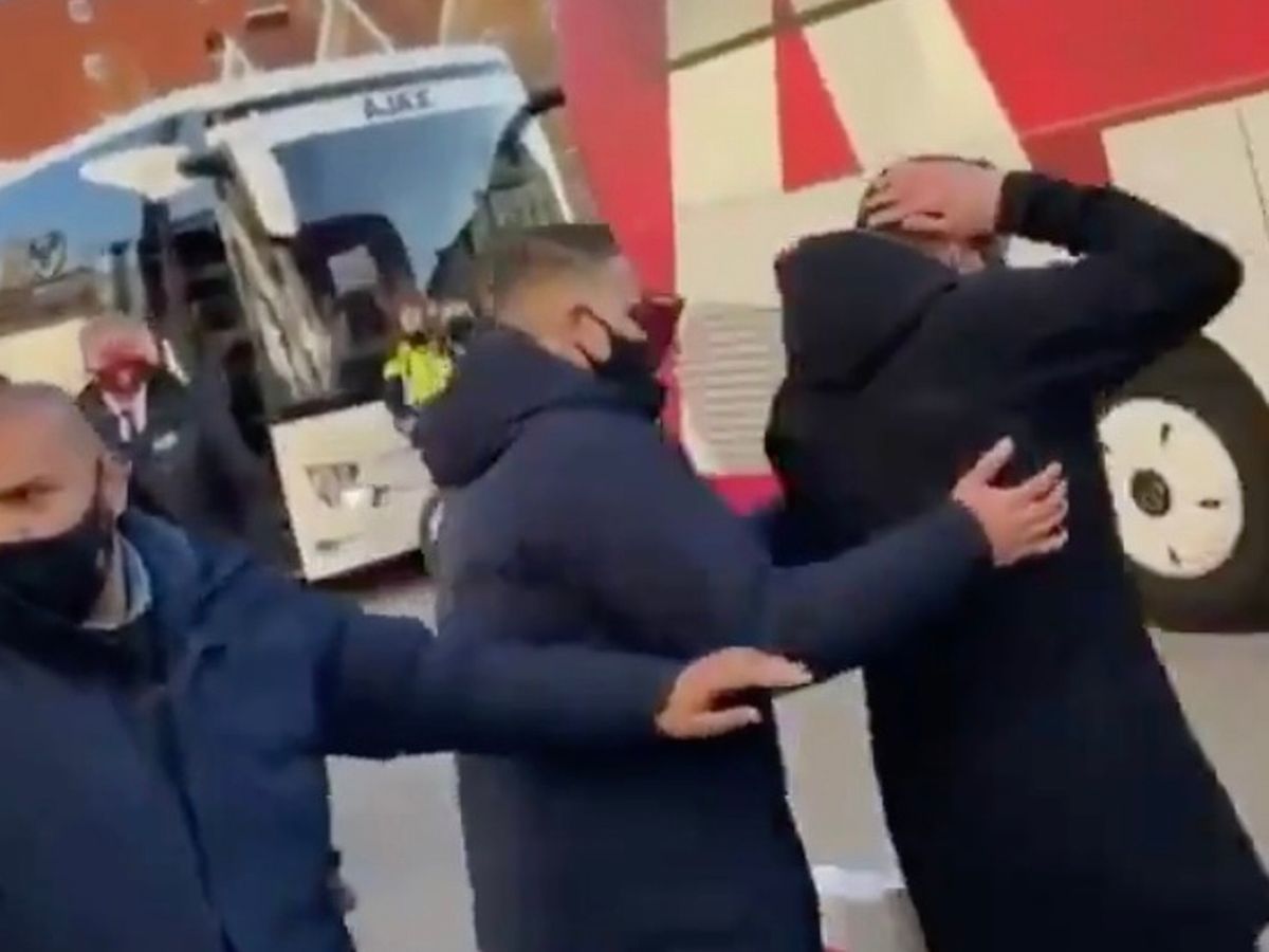 Incidente la derby-ul PSV - Ajax: insulte între căpitani, Tadic lovit în cap de ultrașii gazdelor!