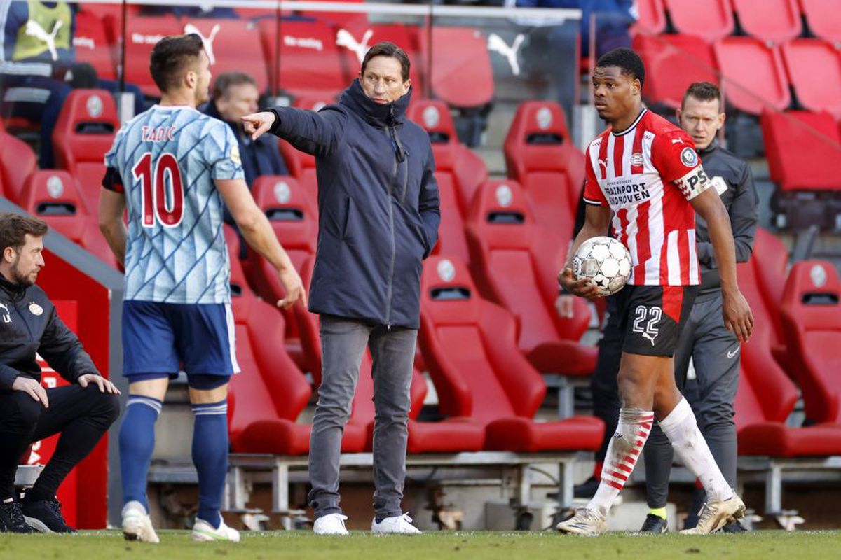 Incidente la derby-ul PSV - Ajax: insulte între căpitani, Tadic lovit în cap de ultrașii gazdelor!