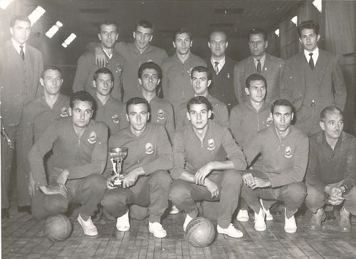 1963. Gabriel Cherebețiu (primul din dreapta, rândul de sus) alături de echipa națională a României, câștigătoare a titlului european FOTO Arhivă personală