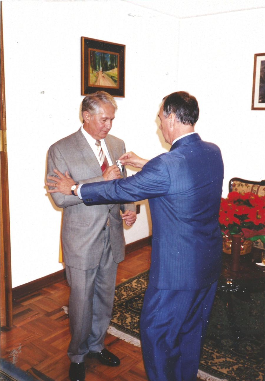 2000. În timpul decorării la Ambasada României din Mexic FOTO Arhivă personală 2000. În timpul decorării la Ambasada României din Mexic FOTO Arhivă personală