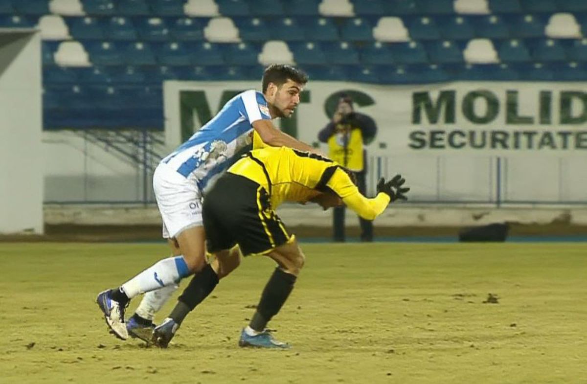 FOTO Moment confuz la Iași! Radu Petrescu a arătat două cartonașe roșii într-o fază, dar Angelov a încercat să rămână pe teren