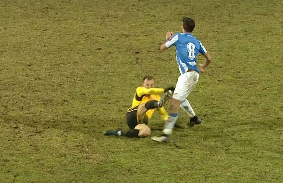 FOTO Moment confuz la Iași! Radu Petrescu a arătat două cartonașe roșii într-o fază, dar Angelov a încercat să rămână pe teren