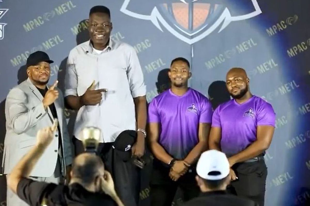 VIDEO&FOTO „Totuși, câți ani are?!” » Gigantul de 2,36 metri care poate răvăși recordurile în NBA! Imaginile cu el sunt uluitoare