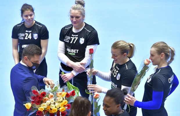 Gafă a ministrului Eduard Carol Novak! Ce le-a urat handbalistelor de la CSM București