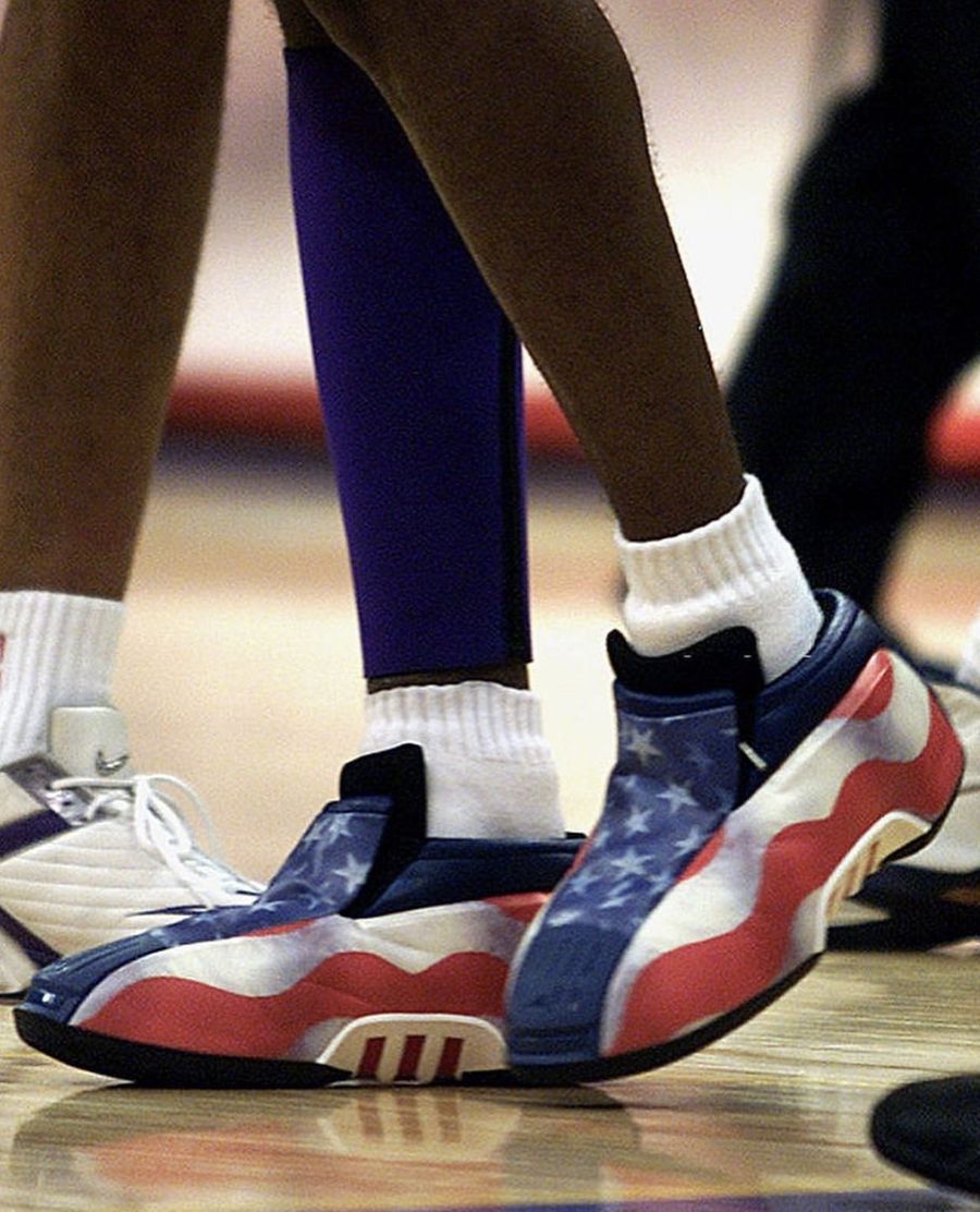 FOTO Pantofii sport primiți de LeBron James de la Kobe Bryant, vânduți la licitație pe o sumă fabuloasă » Cum arătau încălțările