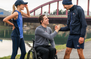 Alergători din întreaga lume participă la Wings for Life World Run ca să contribuie la cercetarea leziunilor măduvei spinării