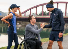 Alergători din întreaga lume participă la Wings for Life World Run ca să contribuie la cercetarea leziunilor măduvei spinării