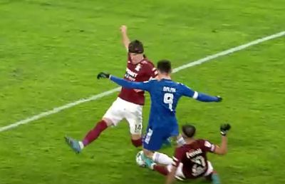FCU Craiova ar fi trebuit să primească penalty în meciul cu Rapid: „Decizie clară” + greșeală și la golul Craiovei