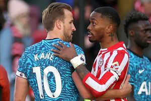 Internațional englez, arestat pentru agresiune » Scos în cătușe dintr-un bar londonez