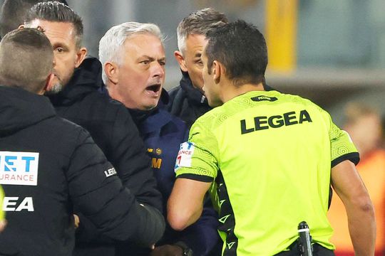 Jose Mourinho (60 de ani), antrenorul celor de la AS Roma, a fost eliminat în minutul 46 al meciului pierdut de trupa din capitala Italiei, scor 1-2, pe terenul lui Cremonese, în runda cu numărul 24 din Serie A. 
Foto: Imago