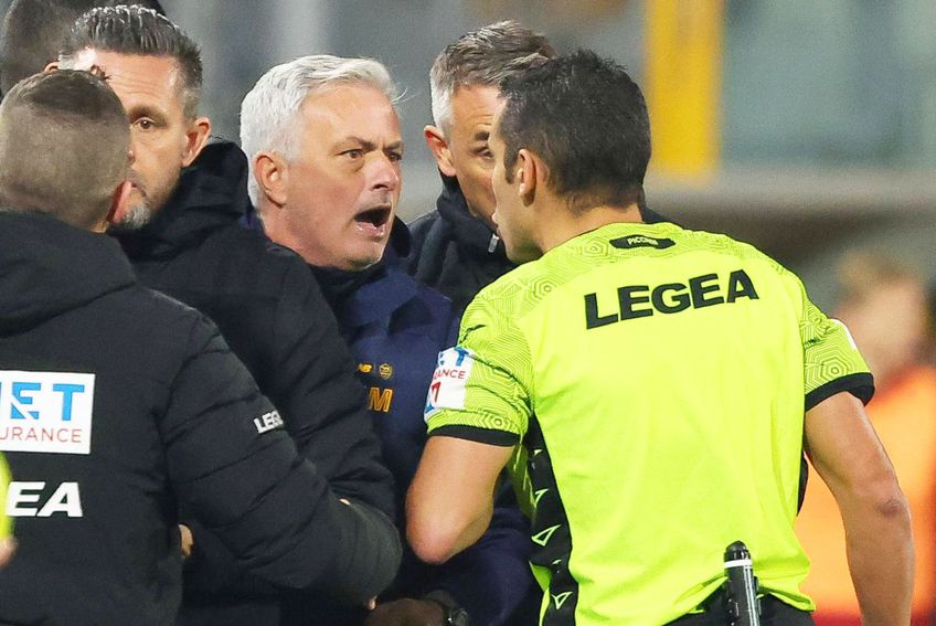 Jose Mourinho (60 de ani), antrenorul celor de la AS Roma, a fost eliminat în minutul 46 al meciului pierdut de trupa din capitala Italiei, scor 1-2, pe terenul lui Cremonese, în runda cu numărul 24 din Serie A. 
Foto: Imago