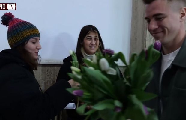 Rapid, surpriză pentru femei de 1 Martie » Jucătorii au împărțit flori în Gara de Nord
