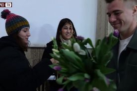 Rapid, surpriză pentru femei de 1 Martie » Jucătorii au împărțit flori în Gara de Nord