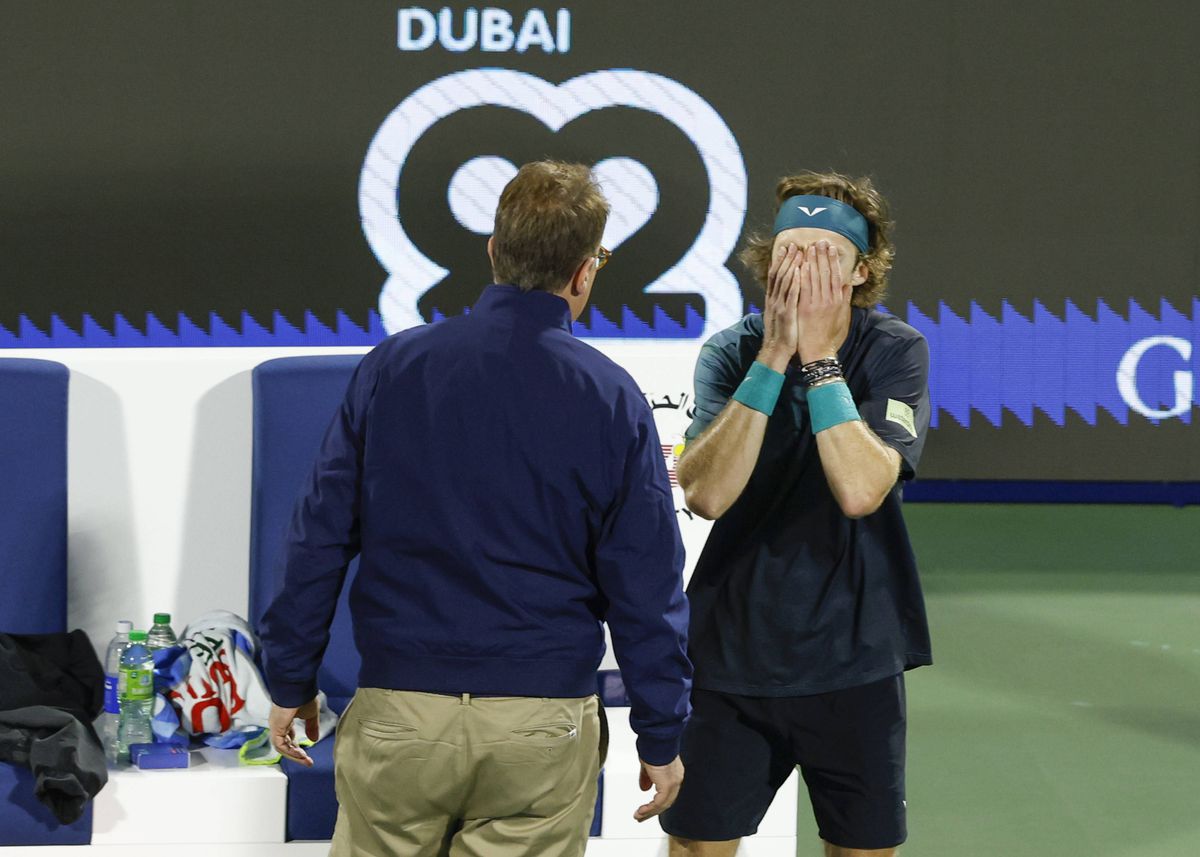 Scene incredibile în semifinala de la ATP Dubai » Rusul Rublev, descalificat la 6-5 în decisiv din cauza unui gest reprobabil