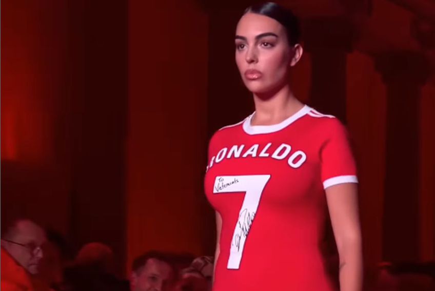 Georgina Rodriguez (30 de ani) a pășit pe podium într-o rochie specială, cu numele lui Cristiano Ronaldo, numărul 7 și autograful starului de la Al Nassr