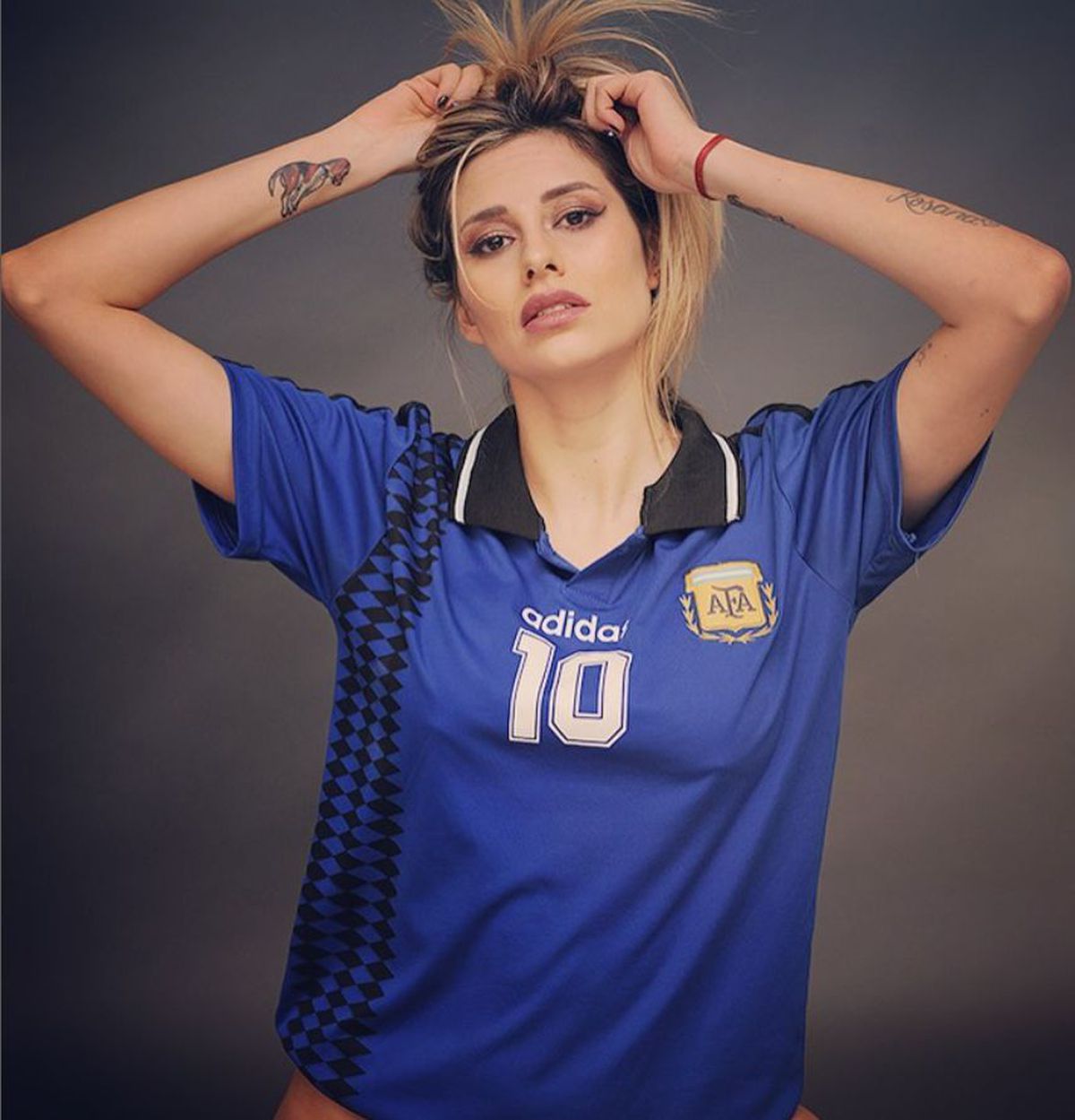 Divorț cu scandal! Soția îl amenință, după ce fotbalistul nu i-a mai dat bani ca să-și cumpere apartament: „Îți vând medalia de campion!”