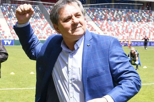 Marius Lăcătuș (59 de ani), legenda Stelei, a declarat că antrenorul Daniel Oprița (42 de ani) trebuie să își asume responsabilitatea pentru rezultatele obținute de „militari”.