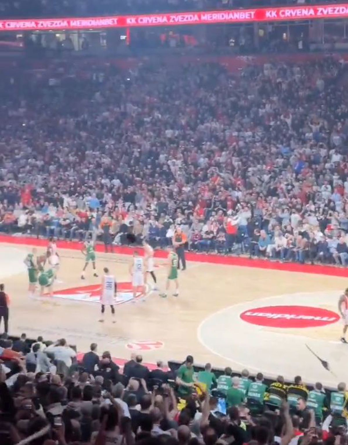 Imagini controversate la meciul dintre Steaua Roșie Belgrad și Zalgiris Kaunas