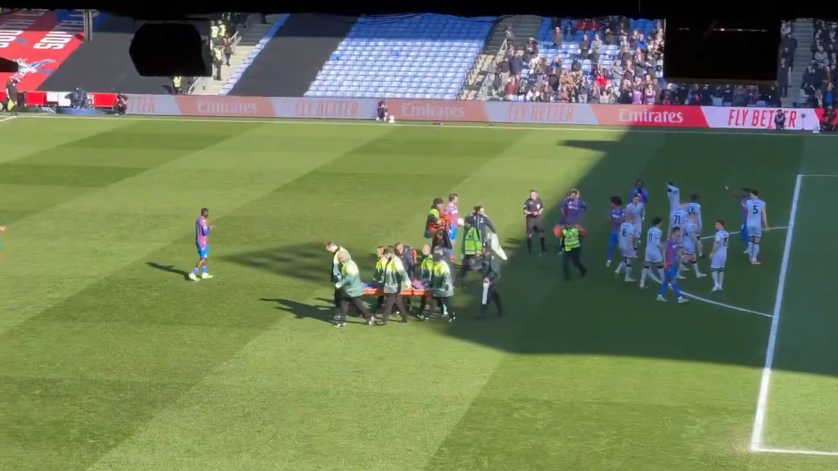 Accidentare horror în Cupa Angliei! Fotbalistul lui Crystal Palace, lovit cu crampoanele în cap: a părăsit terenul pe targă și a avut nevoie de oxigen