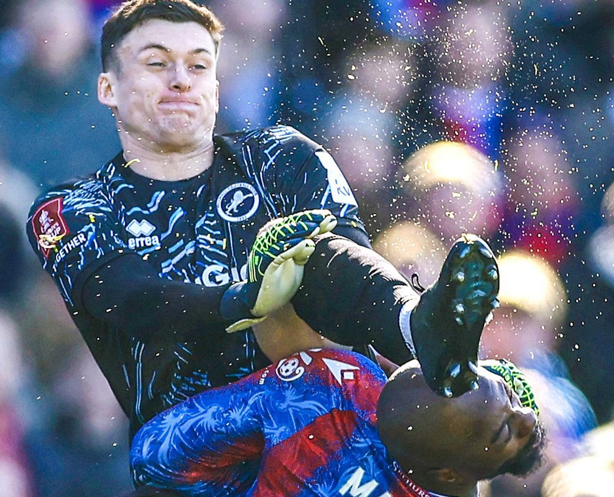 Accidentare horror în Cupa Angliei! Fotbalistul lui Crystal Palace, lovit cu crampoanele în cap: a părăsit terenul pe targă și a avut nevoie de oxigen