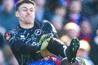 Accidentare horror în Cupa Angliei! Fotbalistul lui Crystal Palace, lovit cu crampoanele în cap: a părăsit terenul pe targă și a avut nevoie de oxigen