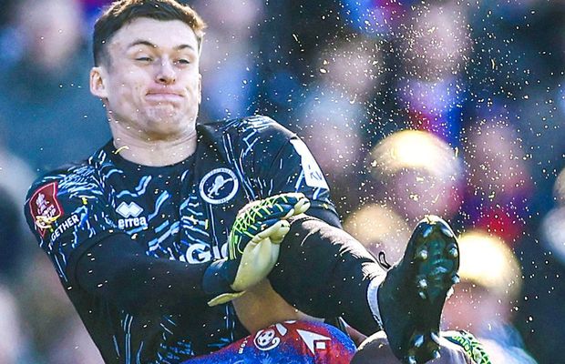 Accidentare horror în Cupa Angliei! Fotbalistul lui Crystal Palace, lovit cu crampoanele în cap: a părăsit terenul pe targă și a avut nevoie de oxigen