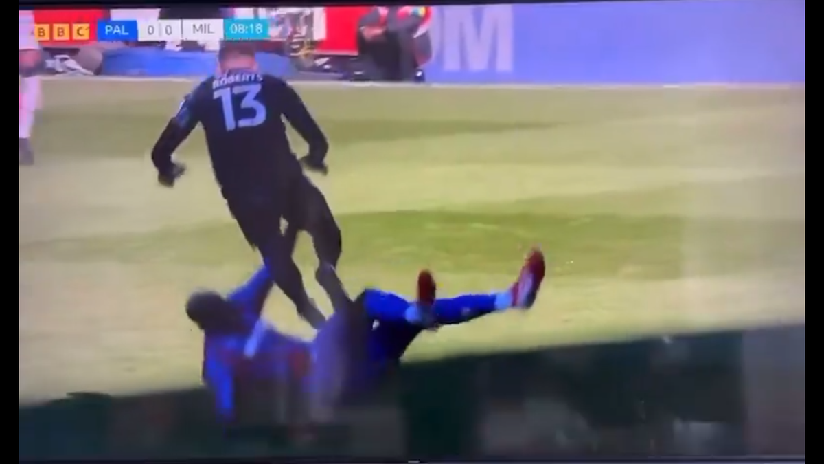 Accidentare horror în Cupa Angliei! Fotbalistul lui Crystal Palace, lovit cu crampoanele în cap: a părăsit terenul pe targă și a avut nevoie de oxigen