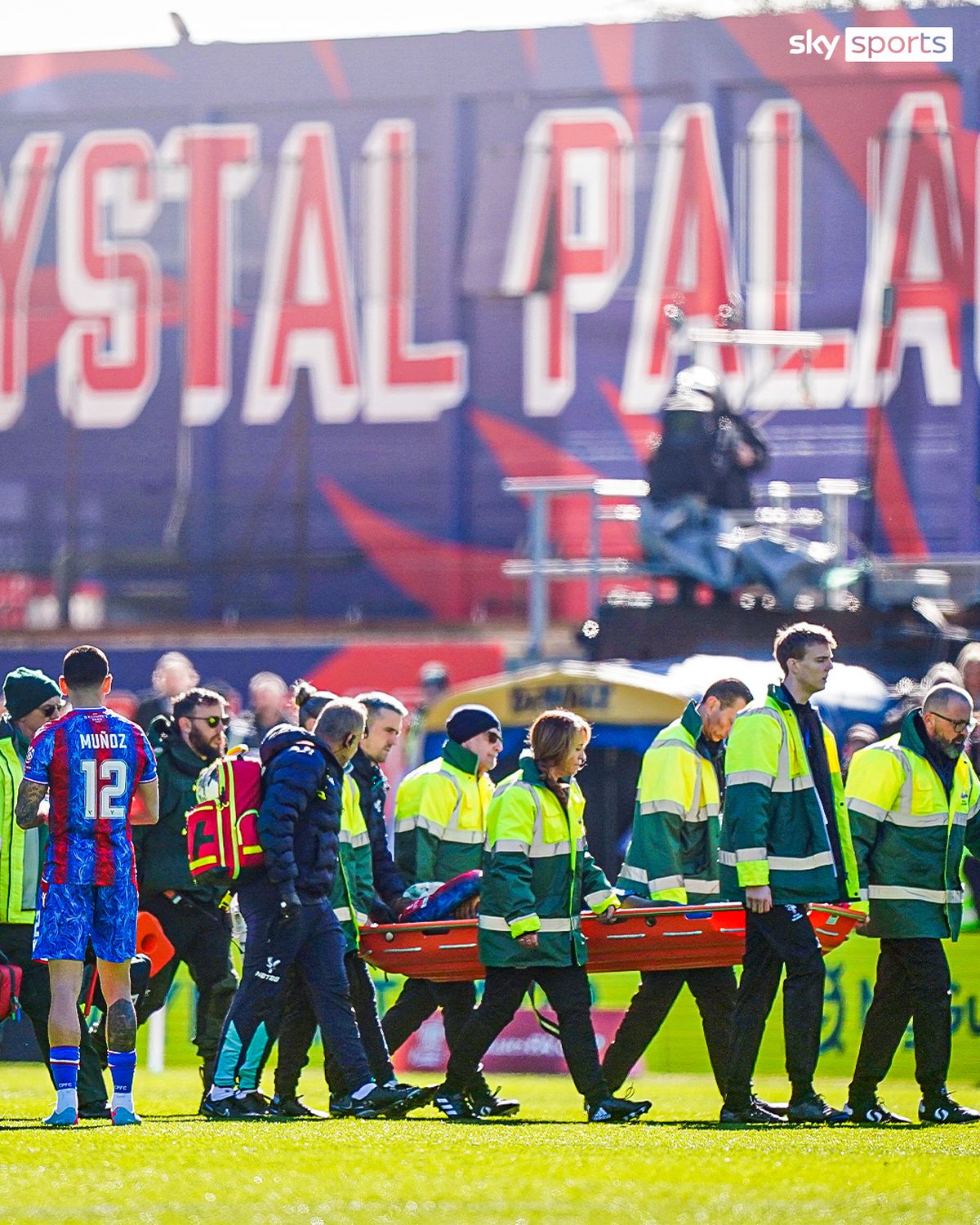 Accidentare horror în Cupa Angliei! Fotbalistul lui Crystal Palace, lovit cu crampoanele în cap: a părăsit terenul pe targă și a avut nevoie de oxigen