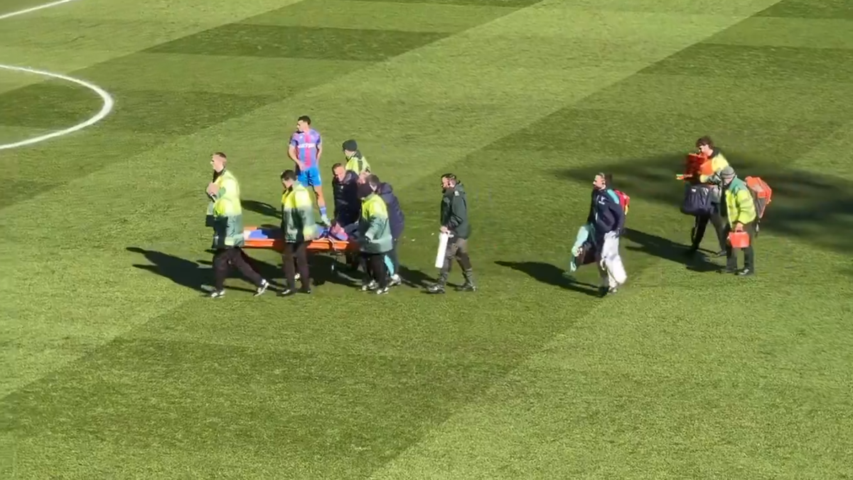 Accidentare horror în Cupa Angliei! Fotbalistul lui Crystal Palace, lovit cu crampoanele în cap: a părăsit terenul pe targă și a avut nevoie de oxigen