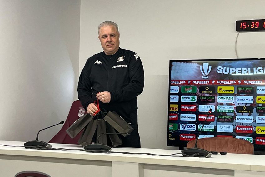 Marius Șumudică, antrenorul Rapidului, și Denis Ciobotariu, fundașul central al giuleștenilor, au împărțit cadouri la conferința de presă premergătoare meciului cu FCSB, programat duminică, de la 20:00, în runda #29 din Superliga.