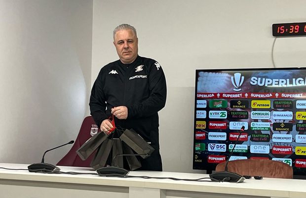 Ce se afla în cele 5 plase aduse de Marius Șumudică în sala de conferințe: „Pregătite de fii-mea”