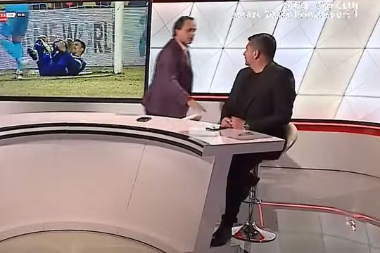 Basarab Panduru, fostul internațional, a plecat în mijlocul emisiunii unde era invitat. El a revenit în studio după câteva secunde și a adus apărătorile lui, folosite în timpul meciurilor.
