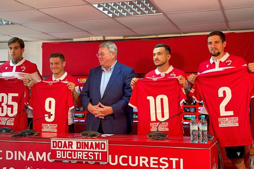 Constantin Nica, în dreapta, prezentat la Dinamo în septembrie 2021 / Sursă foto: Arhivă GSP