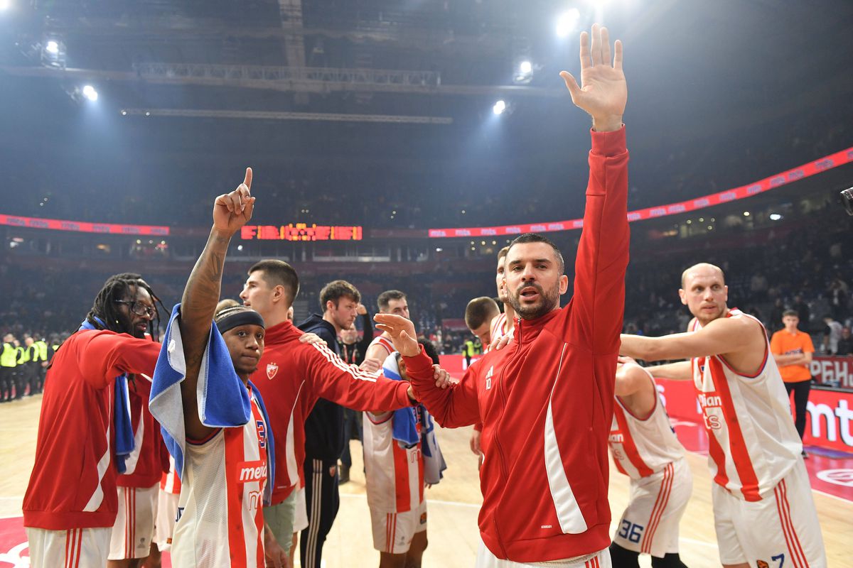 Steaua Roșie Belgrad a fost sancționată după ce fanii au afișat steagul Rusiei și bannere anti-UE și anti-NATO » Reacție din Duma de Stat: „Decizie nesportivă”