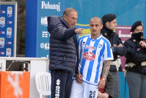 Zeman îi dă ultimele indicații lui Mitriță, înaintea unui duel Chievo - Pescara, din 2017. Foto: Guliver/GettyImages
