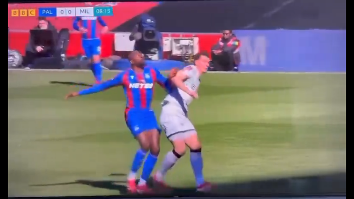 Accidentare horror în Cupa Angliei! Fotbalistul lui Crystal Palace, lovit cu crampoanele în cap: a părăsit terenul pe targă și a avut nevoie de oxigen