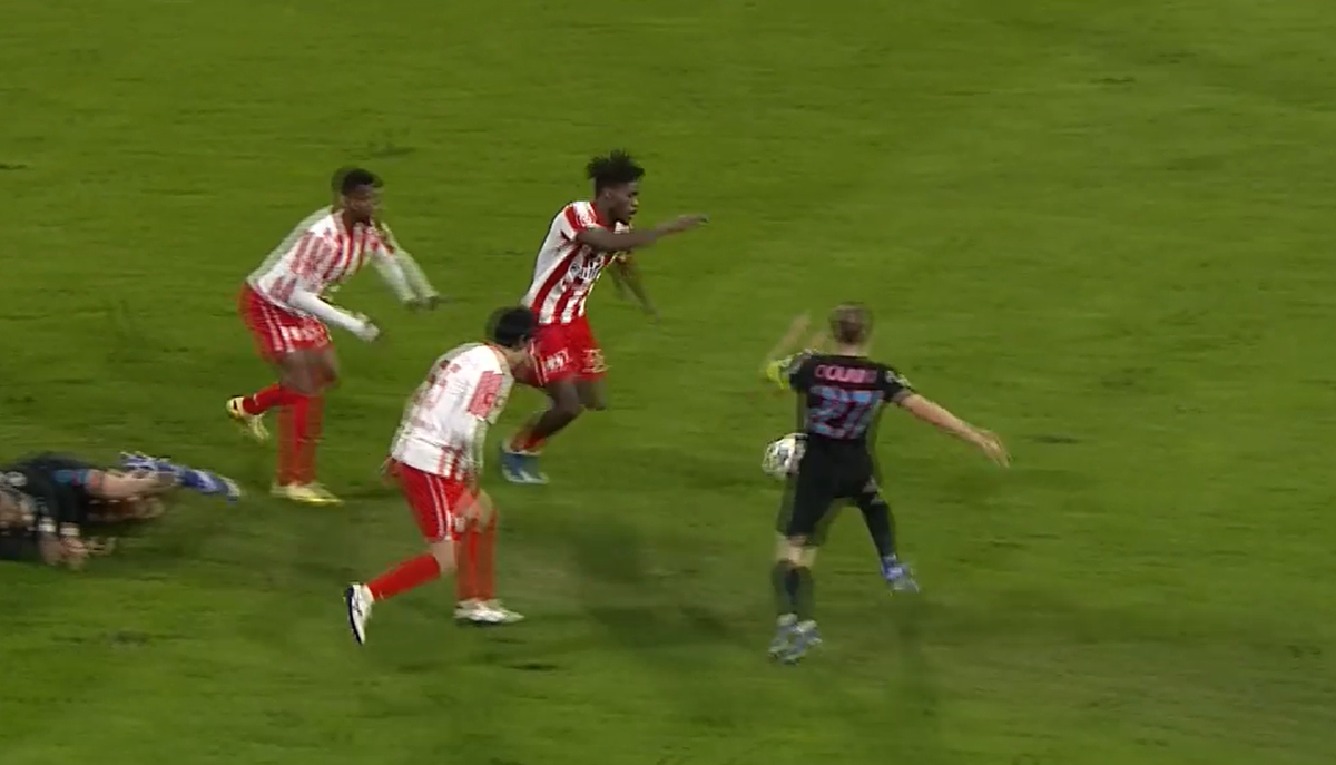 L-a „rupt” pe Darius Olaru! Intrare violentă și cartonaș roșu direct la Arad