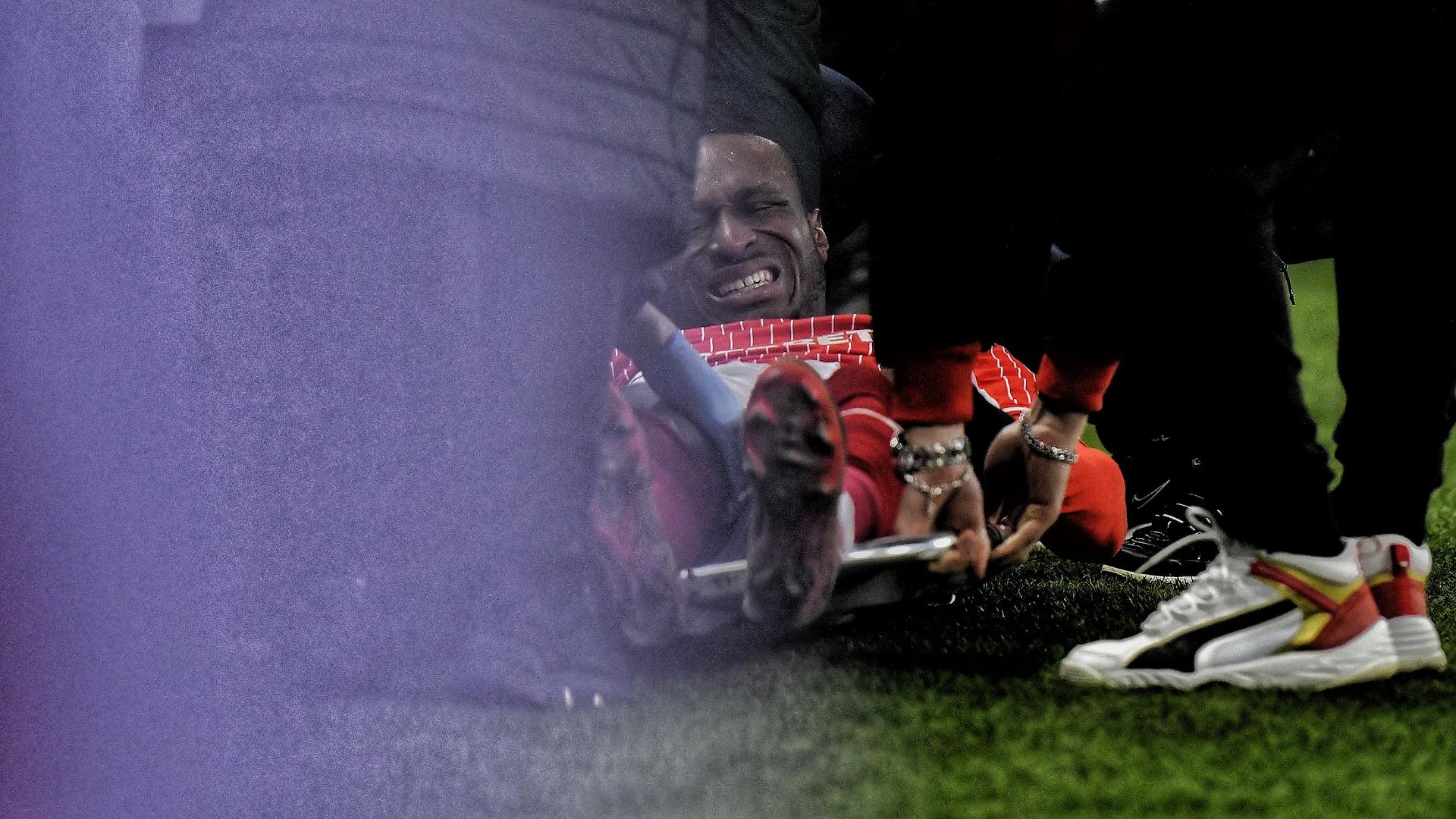 Mamoudou Karamoko, Dinamo atacant, scos pe targă după accidentare fotbal la coapsă în meciul cu FC Argeș, staff medical intervenind pe teren. | sursa foto: Gazeta Sporturilor