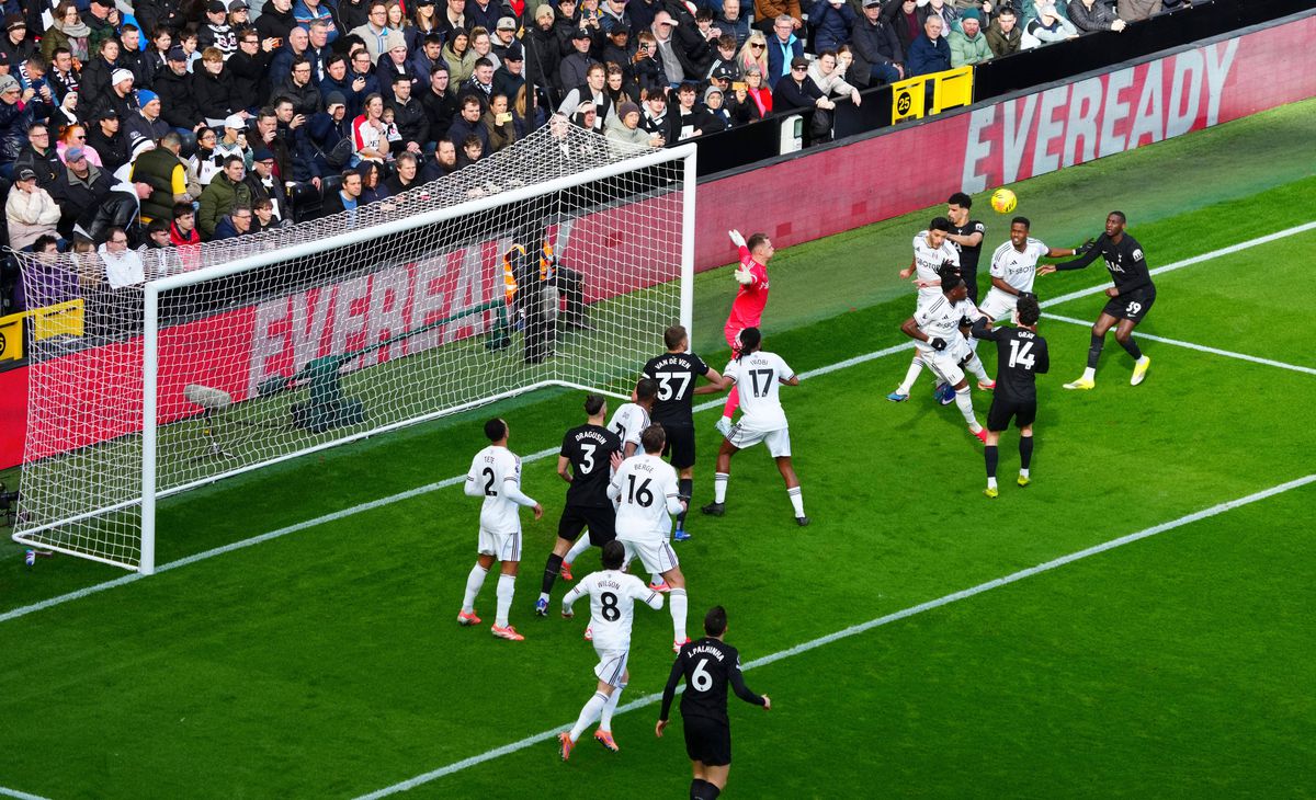 Notele englezilor pentru Radu Drăgușin, după Fulham - Tottenham: „Pur și simplu nu funcționează”