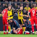 Nico Schlotterbeck se lamentează în timp ce Josip Stanisic, aflat la pământ, primește îngrijiri medicale / Foto: Imago