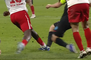 L-a „rupt” pe Darius Olaru! Intrare sălbatică și cartonaș roșu direct