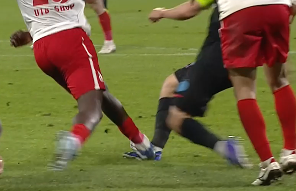 L-a „rupt” pe Darius Olaru! Intrare violentă și cartonaș roșu direct la Arad